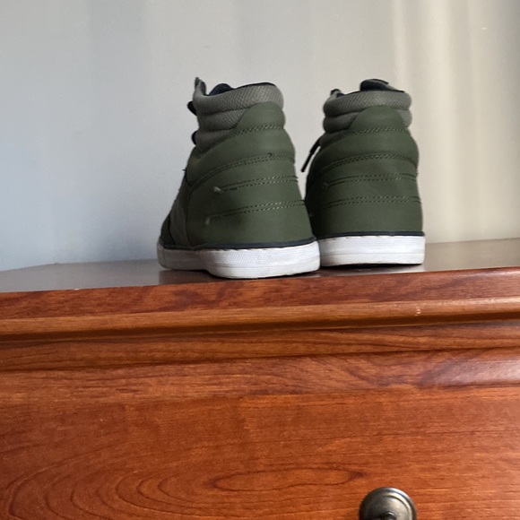 Size 7 mens milatary green high top shoe hardly worn - Picture 3 of 3